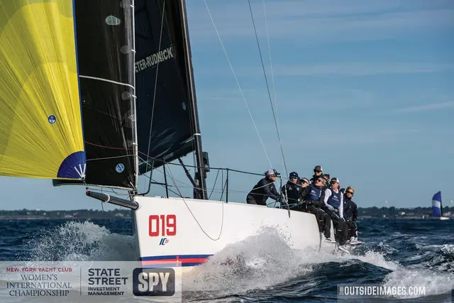 Dwa jachty IC37 obok siebie podczas wyścigu