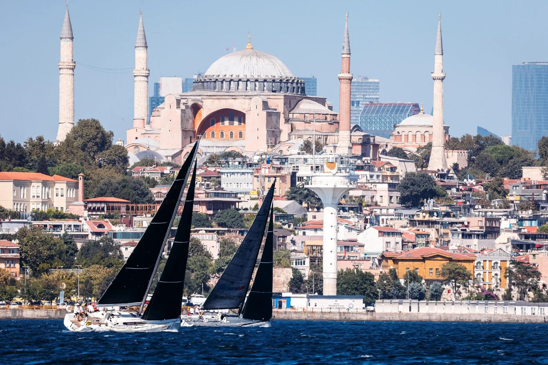 Farr 40 wygrywał dziesięć razy, a trasa biegnie między Europą a Azją. Bosphorus Cup kończy 25 lat