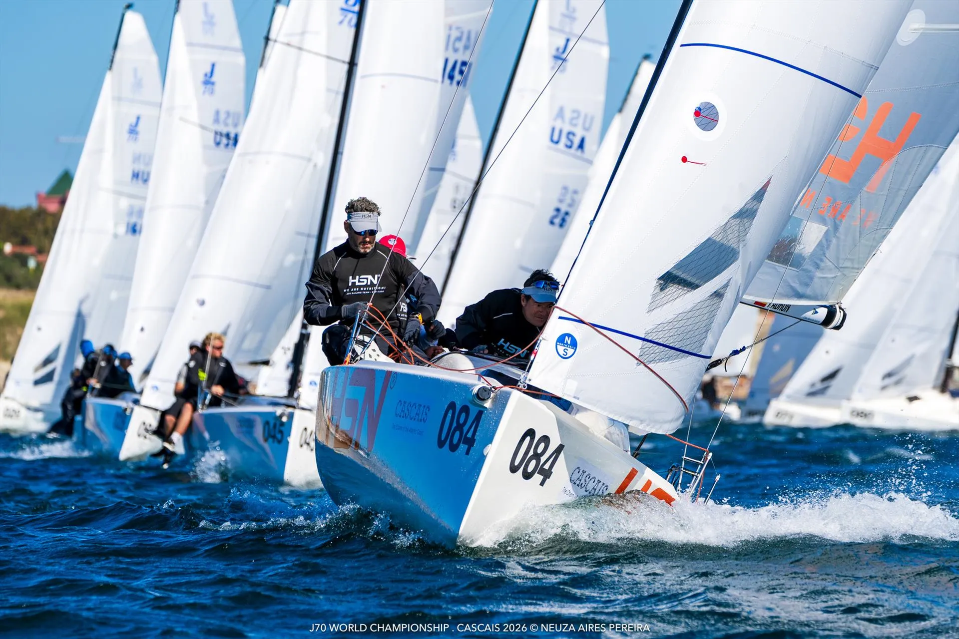 Ciasna grupa jachtów J/70 na kursie pod wiatr podczas mistrzostw świata w Cascais