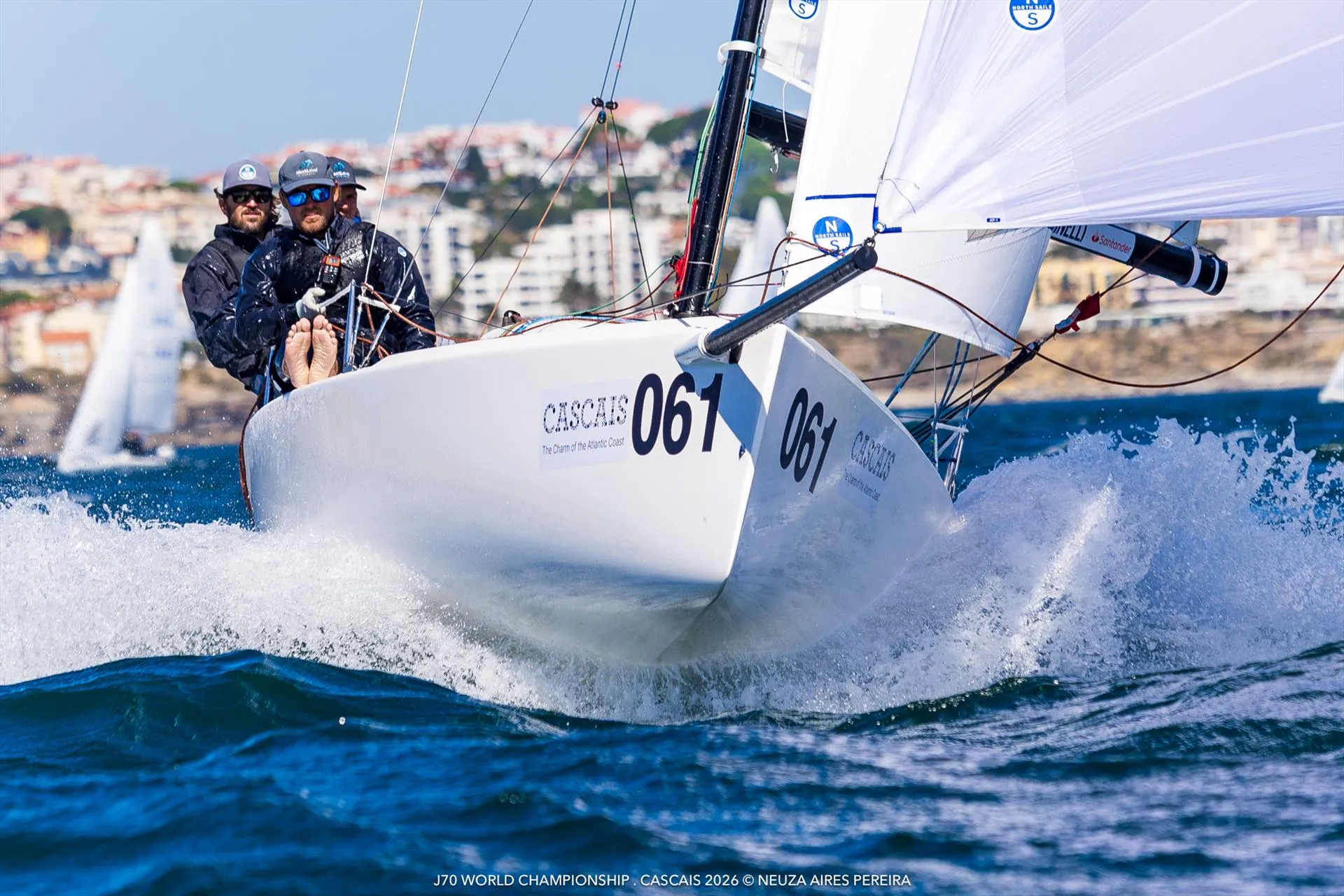 Jacht klasy J/70 z numerem 061 przebija się przez falę na mistrzostwach świata w Cascais