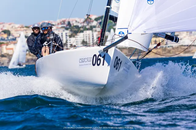 Jacht klasy J/70 z numerem 061 przebija się przez falę na mistrzostwach świata w Cascais