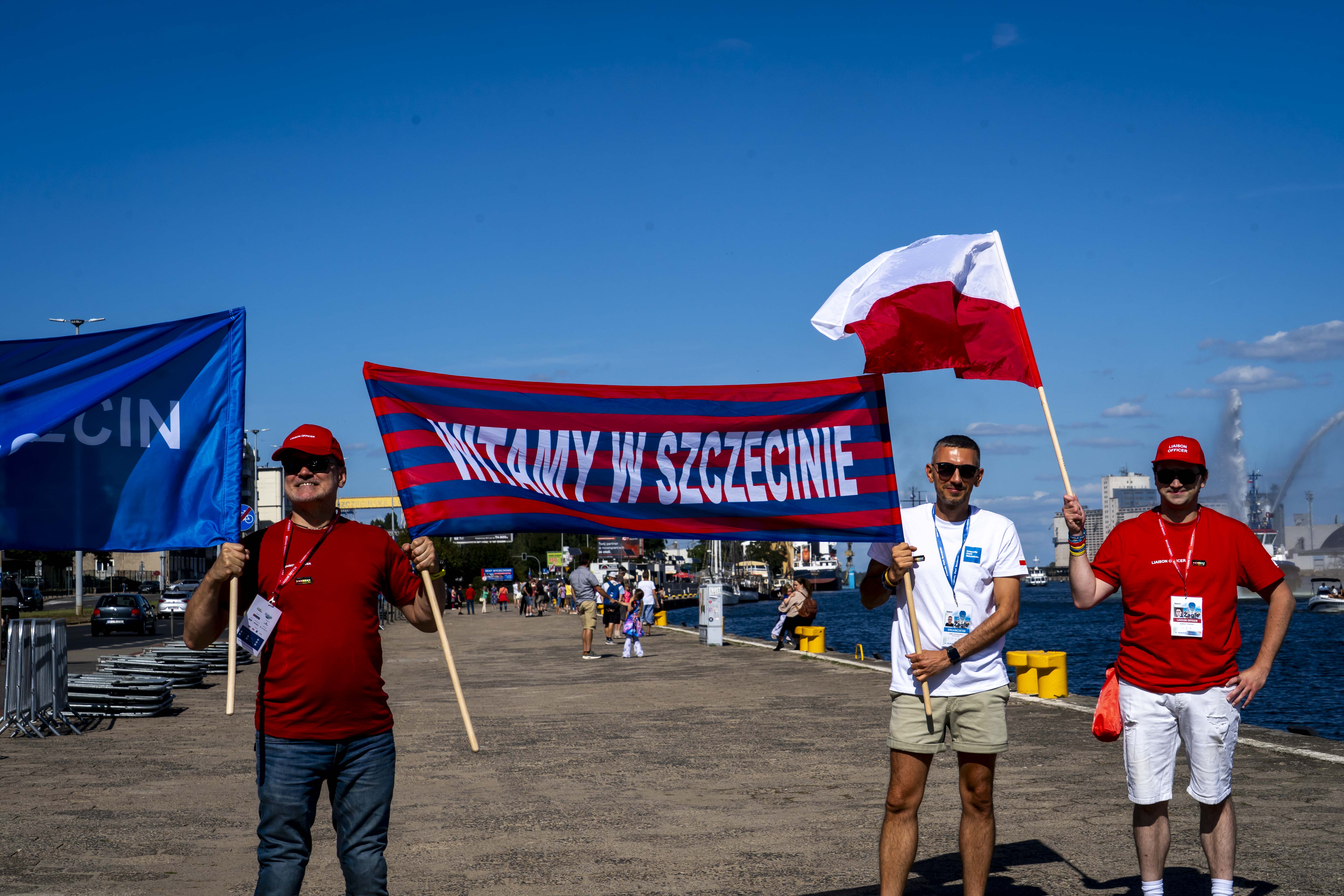 Ekipa oficerów łącznikowych w charakterystycznych czerwonych koszulkach