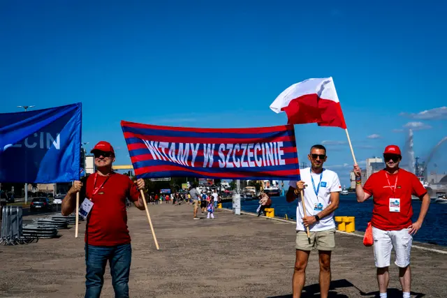 Ekipa oficerów łącznikowych w charakterystycznych czerwonych koszulkach