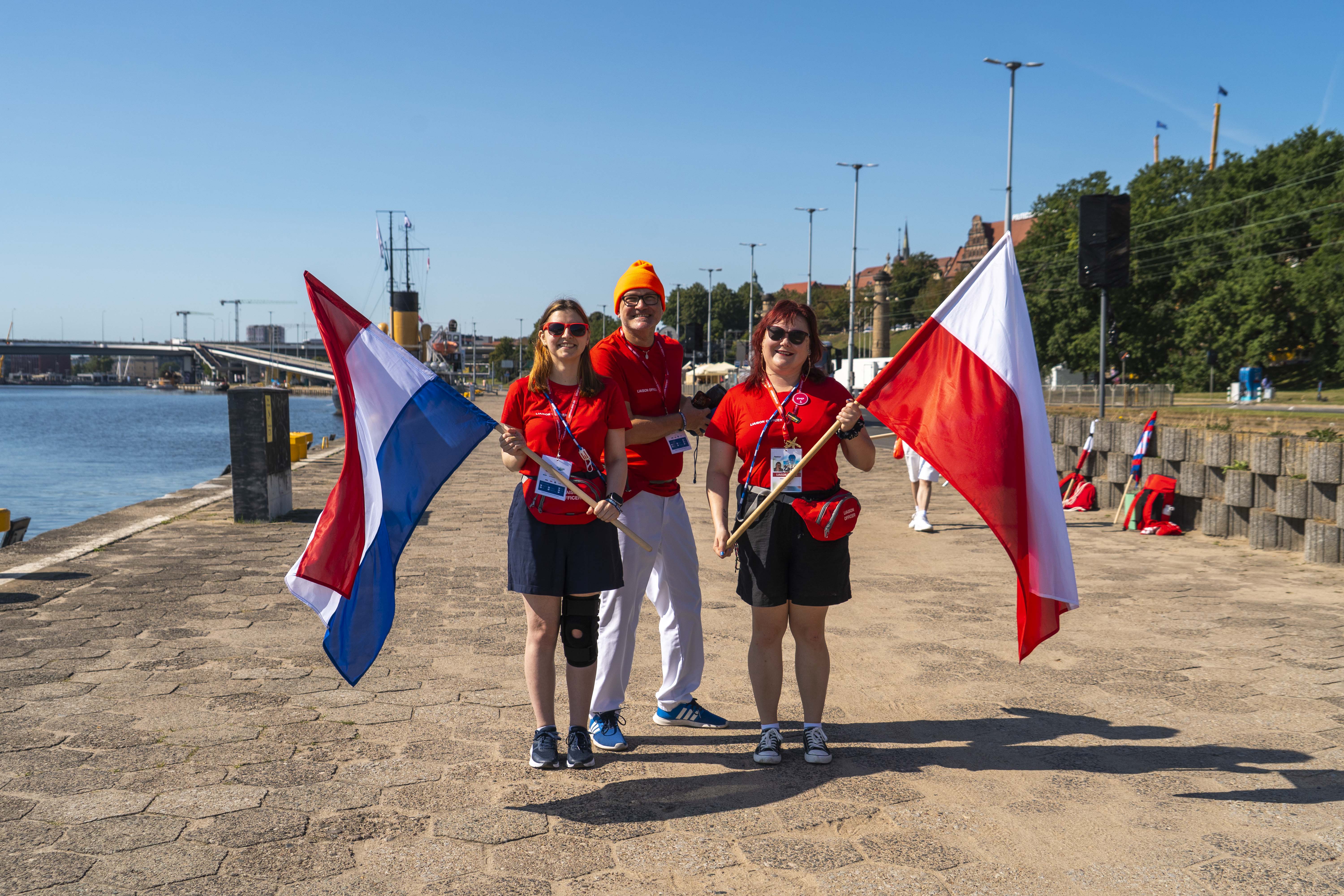 Czerwone koszulki na nabrzeżach. 24 oficerów łącznikowych zaopiekuje się załogami na Żaglach 2026