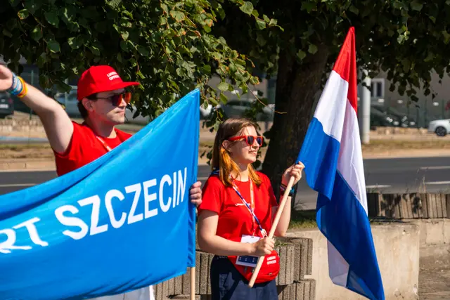 Wolontariusze Żagli 2026 podczas dyżuru przy nabrzeżu