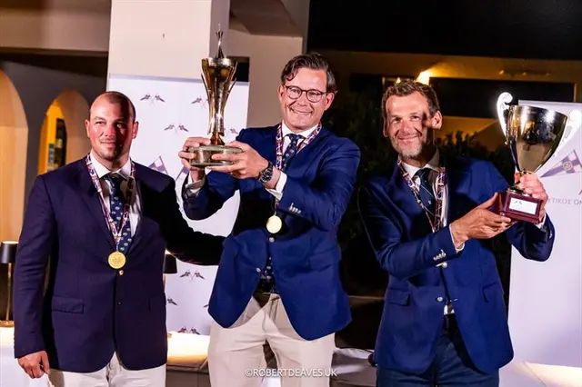 Przemysław Gacek, Mateusz Kusznierewicz i Kilian Weise po zdobyciu mistrzostwa świata 5.5 Metre