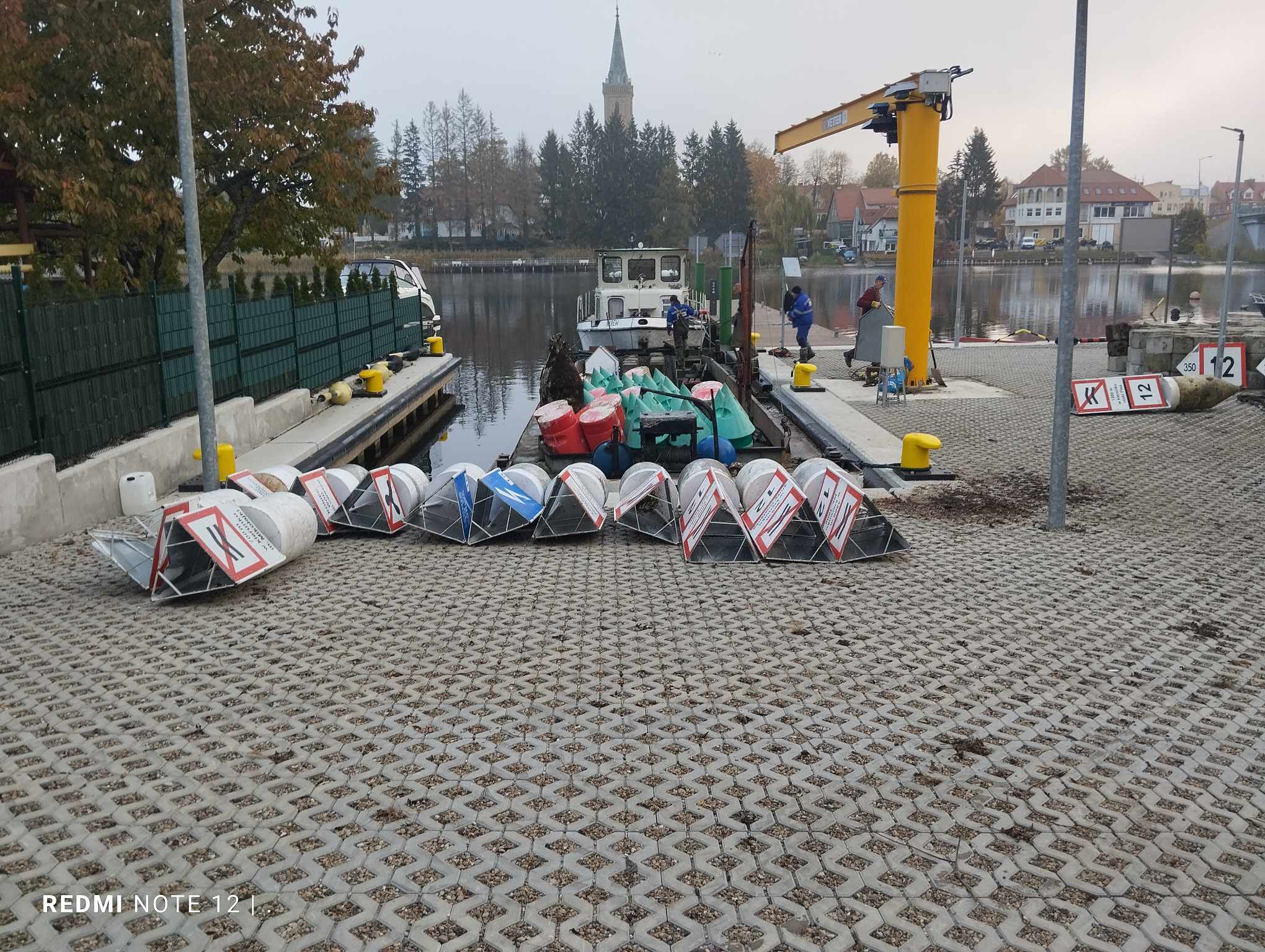 Boje nawigacyjne zdjęte ze szlaku Wielkich Jezior Mazurskich, ułożone na nabrzeżu