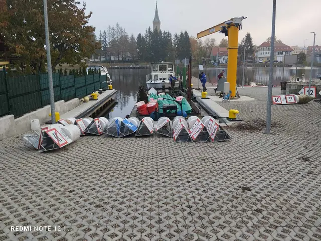 Zdjęte boje nawigacyjne ułożone na nabrzeżu