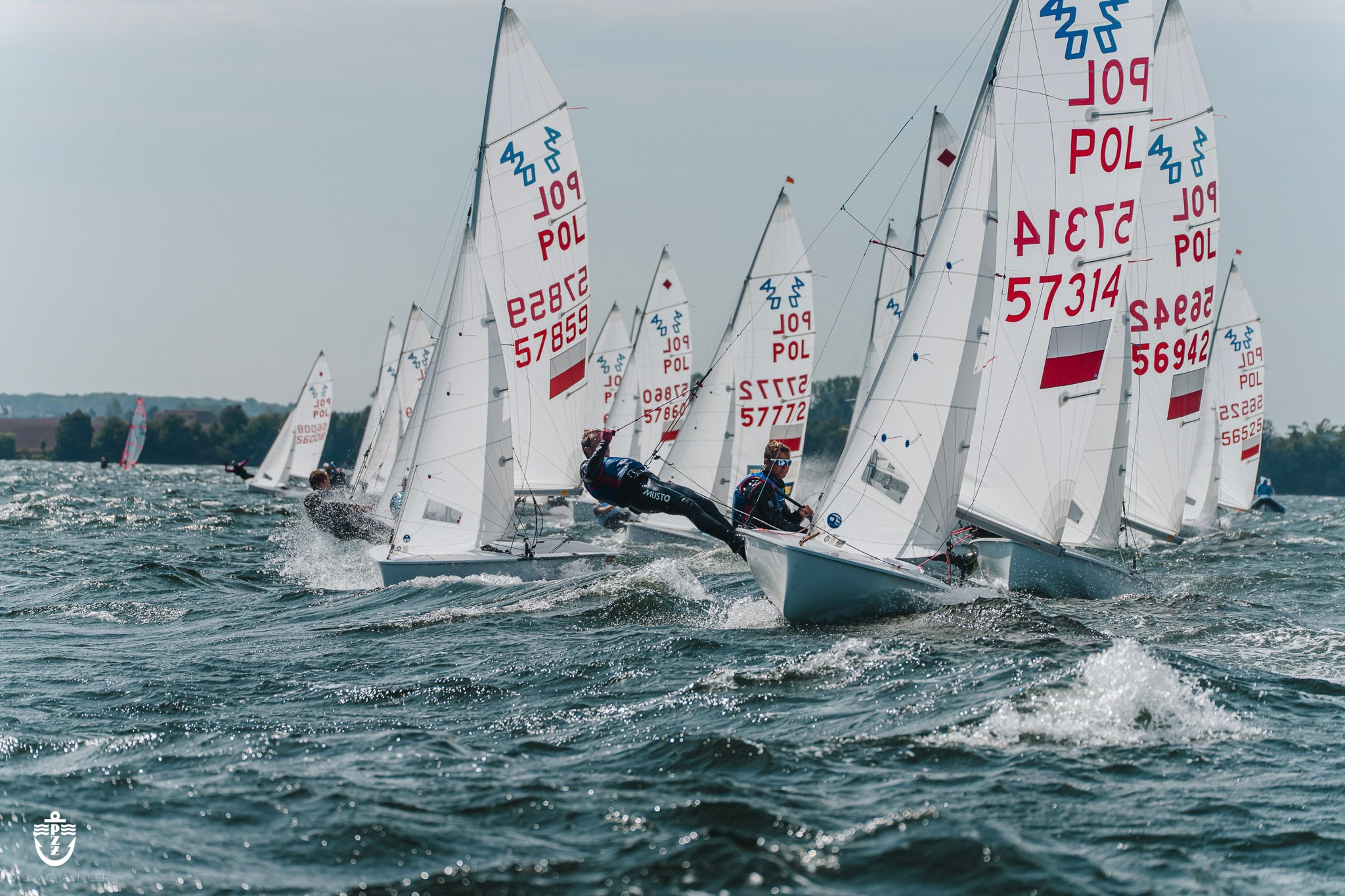 Puck wyłonił pierwszych mistrzów Polski 2026. Osiem klas, blisko 300 zawodników i wiatr od 28 węzłów do flauty
