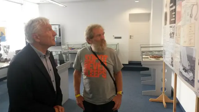 Aleksander Doba na wystawie trofeów żeglarskich