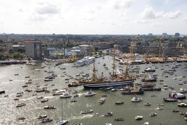 Wielkie żaglowce płyną do Amsterdamu