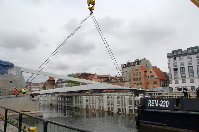 Kładka zamknęła drogę do mariny