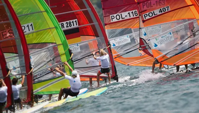 Trudne zmagania młodych windsurferów