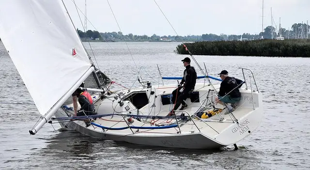 Dacron ’70 – „Duży Ptak” z Błękitną Wstęgą AKM