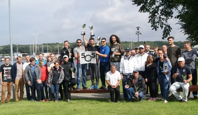Klasa 505: regaty w silnych szkwałach i deszczu