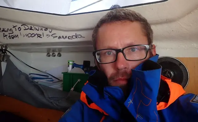 Jedna piąta zrobiona! Szymon Kuczyński wciąż płynie