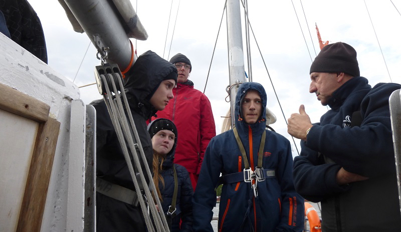 Uczestnicy konkursu Kurs na Horn ustalają szczegóły bałtyckiego rejsu z kpt. Bartosiewiczem.