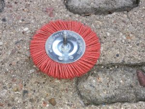 Do czyszczenia śruby bardzo dobrze nadaje się szczotka plastikowa – nie kaleczy powierzchni śruby i nie zostawia metalu na czyszczonej powierzchni. Fot. Paweł Wilkowski Do czyszczenia śruby bardzo dobrze nadaje się szczotka plastikowa – nie kaleczy powierzchni śruby i nie zostawia metalu na czyszczonej powierzchni. Fot. Paweł Wilkowski
