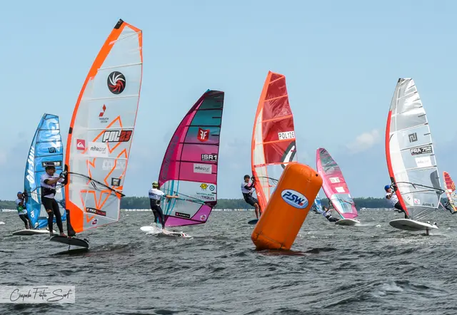Maciej Rutkowski trzeci na półmetku MŚ w Formule Windsurfing Foil