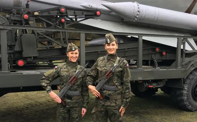 Żeglarki w mundurach ze złotem Wojskowych Igrzysk Sportowych