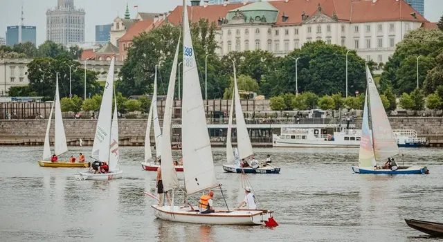 Puchar Prezydenta Warszawy 2022: jachty na wodzie w centrum stolicy