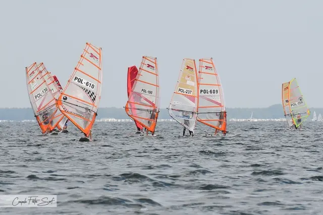 98 windsurferów walczyło w regatach o Puchar Burmistrza Pucka