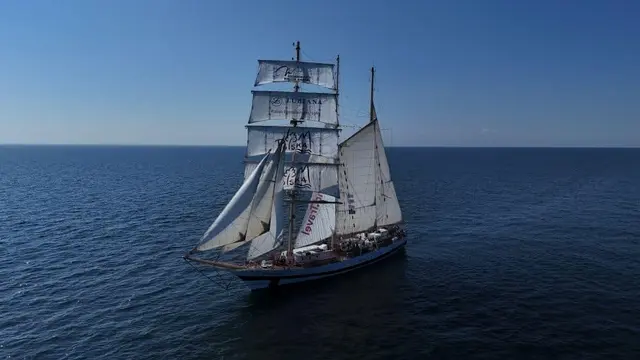 STS „Pogoria” pod żaglami Polski