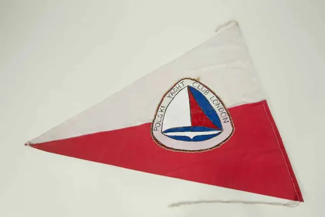100 lat polskiego żeglarstwa: proporzec Polskiego Yacht Clubu w Londynie