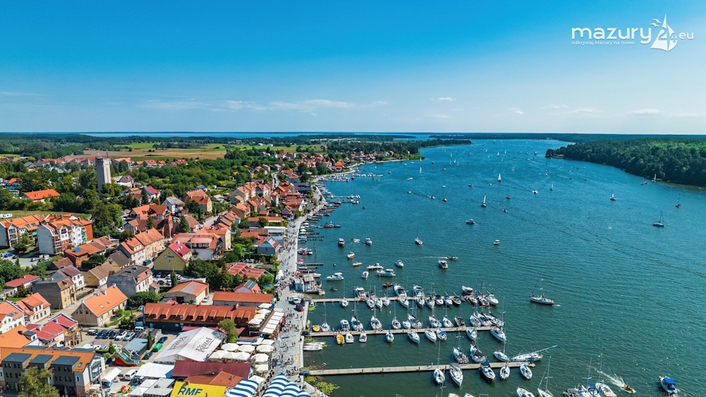 Widok na Mikołajki oraz Jezioro Mikołajskie w kierunku jeziora Śniardwy