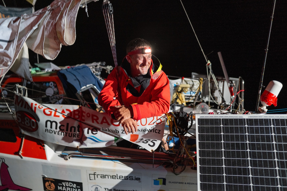 Jakub Ziemkiewicz na mecie Mini Globe Race 2025