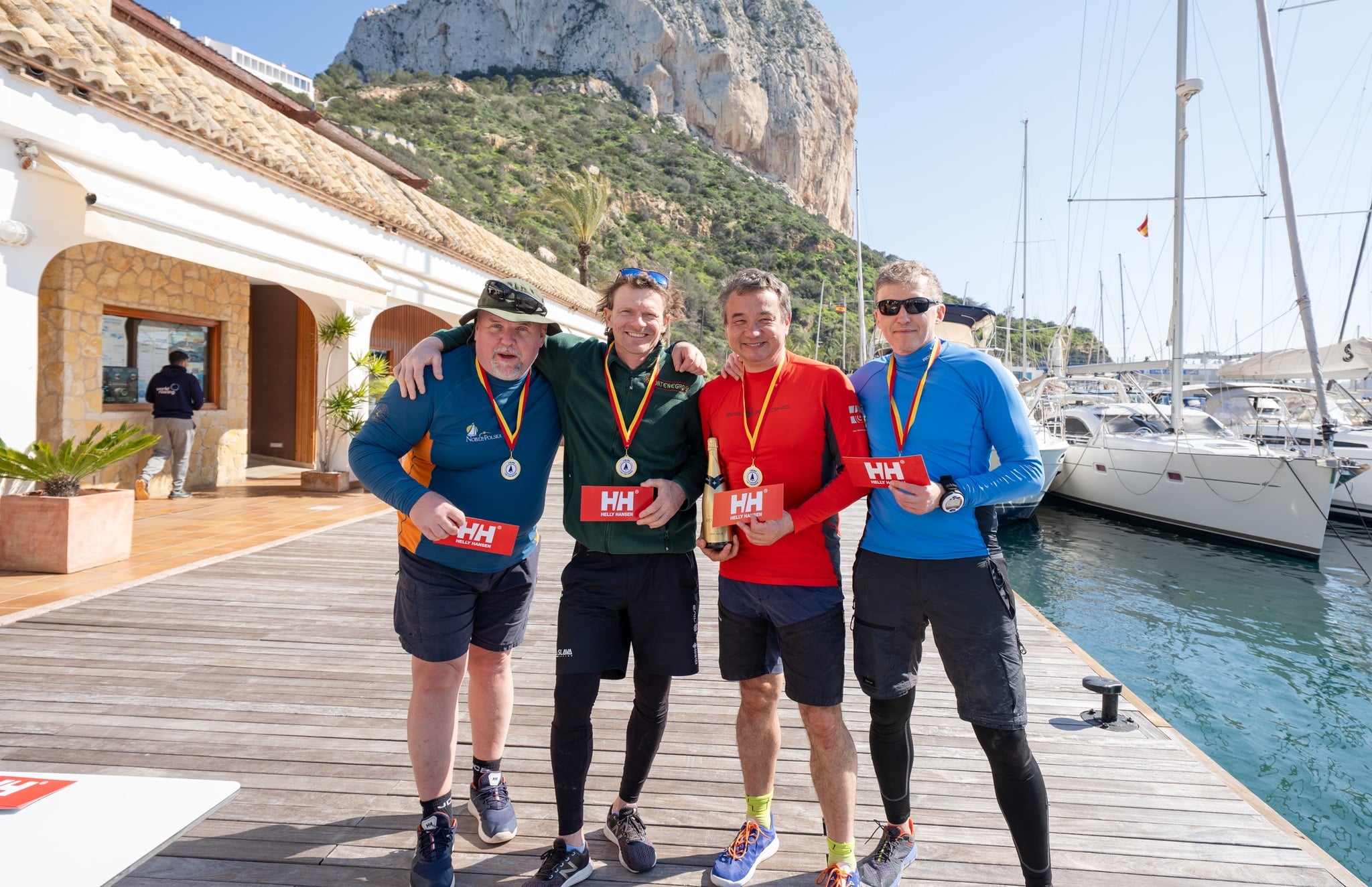 Załoga Łukasza Wosińskiego (drugi z lewej) po wygraniu 3. rundy Zimowej Ligi Żeglarskiej 2026