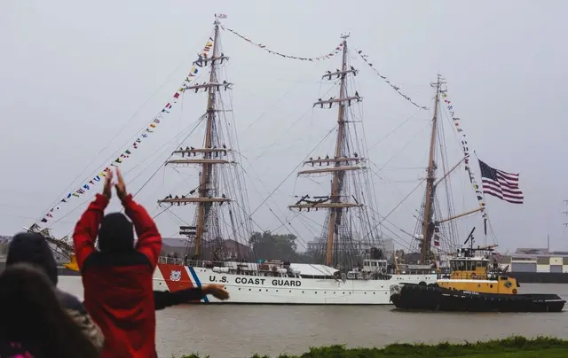 Sail 250 w Nowym Orleanie. Wielka parada żaglowców i US Coast Guard na Missisipi