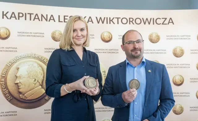 Michał Bielski i Magda Makowska z nagrodami im. Kapitana Leszka Wiktorowicza