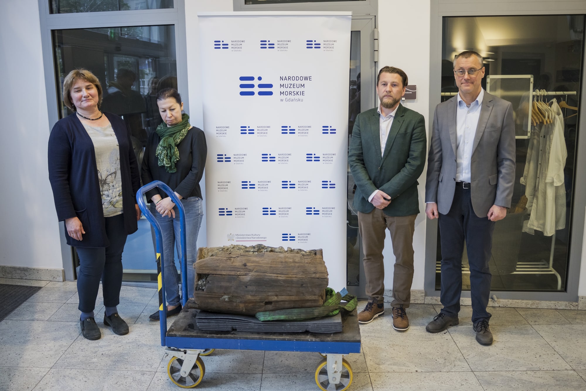 Przekazanie beczki z dna Bałtyku do Narodowego Muzeum Morskiego w Gdańsku